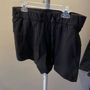 Lululemon on the fly MR short 2.5” Flux